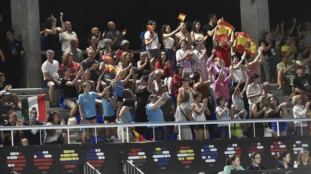 Las gradas de una piscina del Rías do Sur, preparada hasta el mínimo detalle para la Copa del Mundo