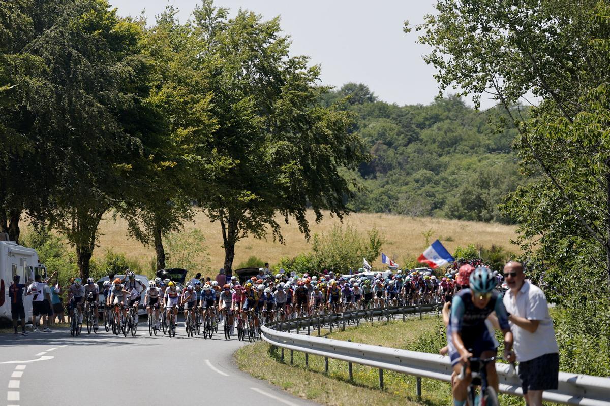 El pelotón durante la novena etapa del Tour, que tuvo menos recorrido debido a las altas temperaturas.