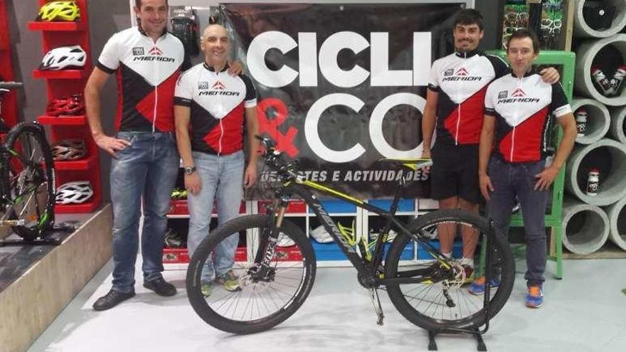 Equipo del Cicli&amp;Clo que acude hoy a la cita de Pontevedra.