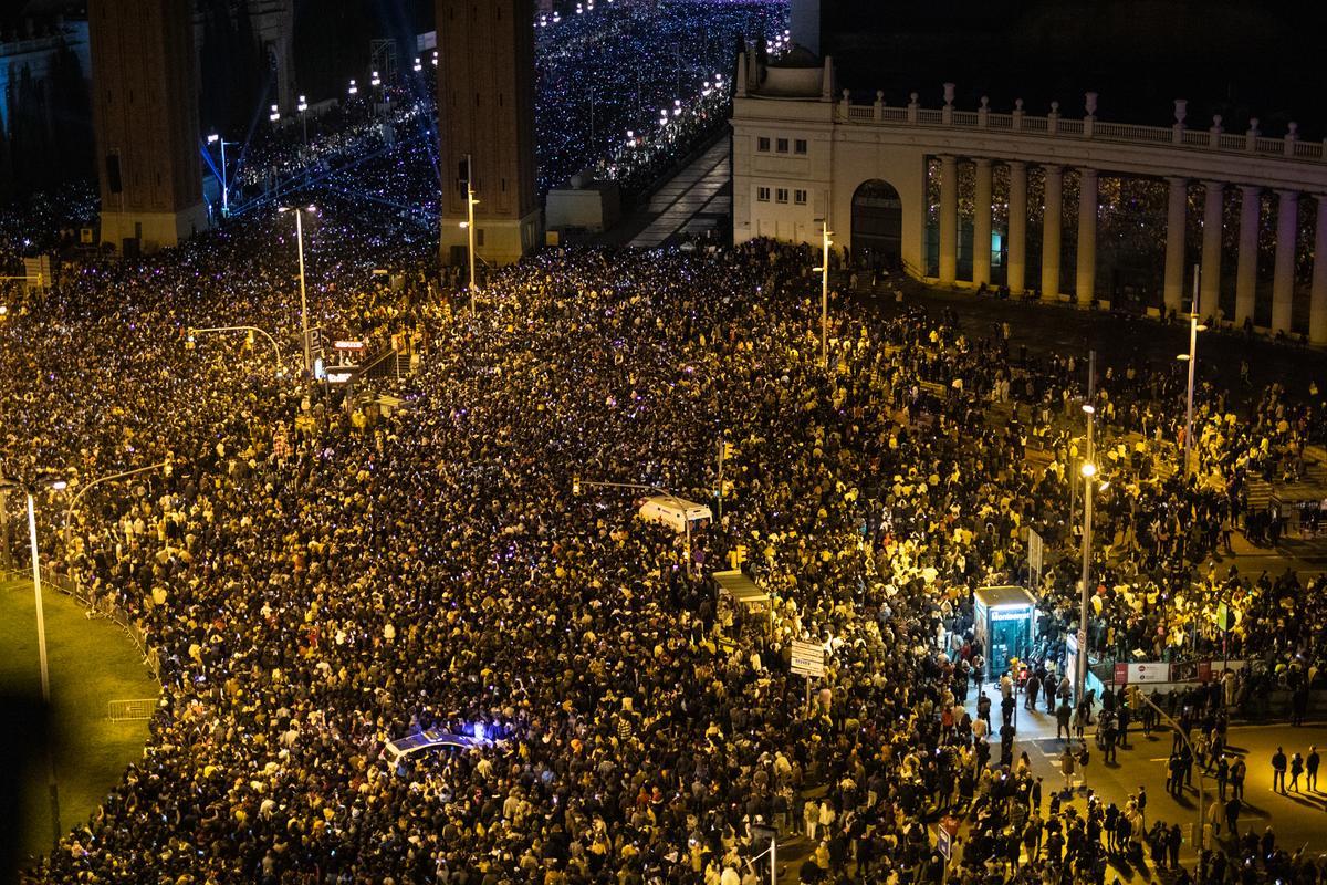 Fiesta para celebrar el paso del 2022 al 2023 junto a la Fuente Mágica de Montjuïc de Barcelona