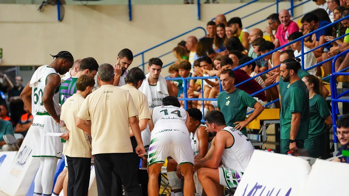 Vidorreta habla con sus jugadores en un tiempo muerto.