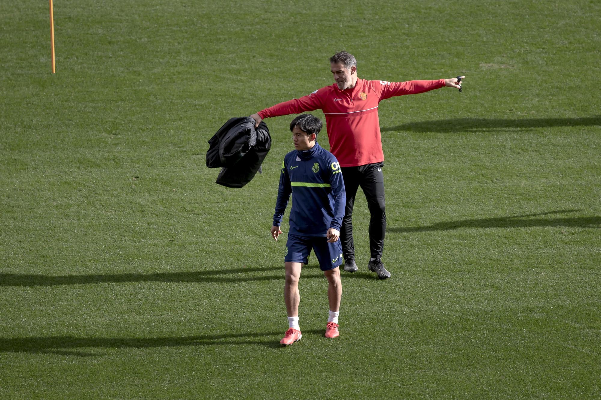 Medio millar de aficionados disfruta de la jornada de puertas abiertas del Real Mallorca