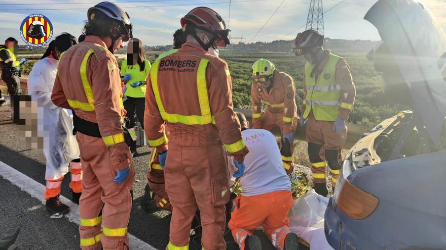 Un fallecido y un herido grave al ser arrollados en el arcén por un camión en la A-7 en Picassent