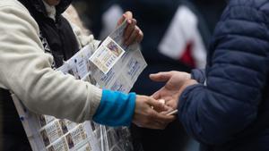 Una persona compra Lotería de Navidad