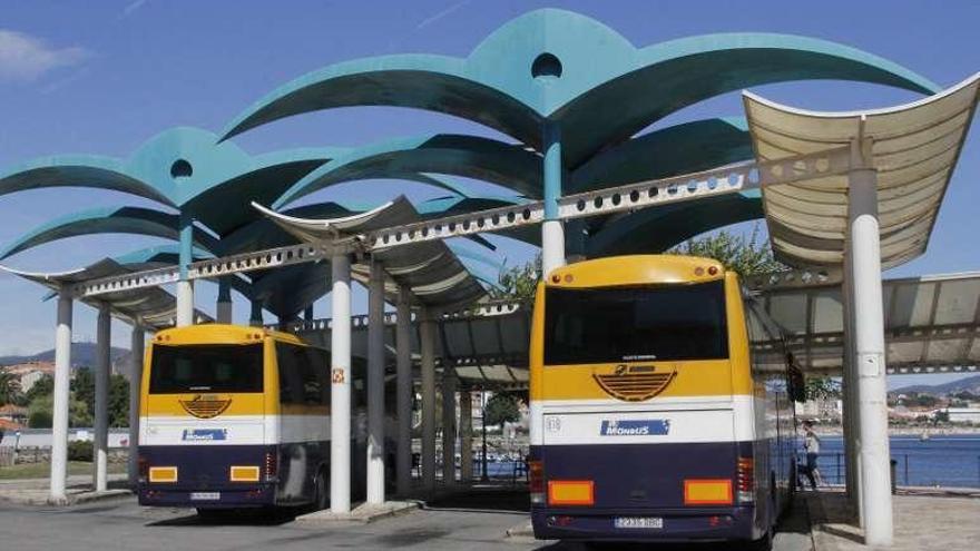 Autobuses esperando, ayer, en la estación de Cangas. // Santos Álvarez