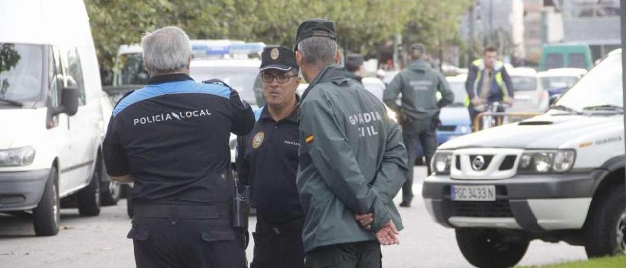 Control policial en el mercadillo para evitar enfrentamientos entre familias gitanas. // G.Núñez