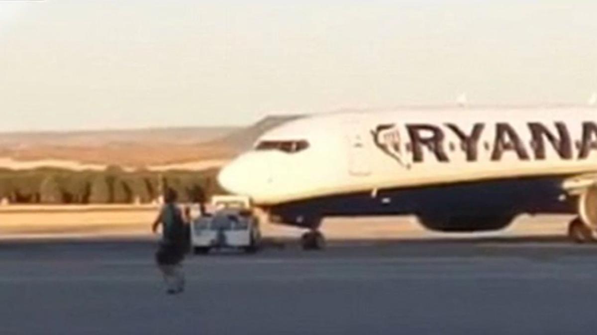 Un passatger que va perdre un avió a Barajas es cola a la pista per intentar embarcar