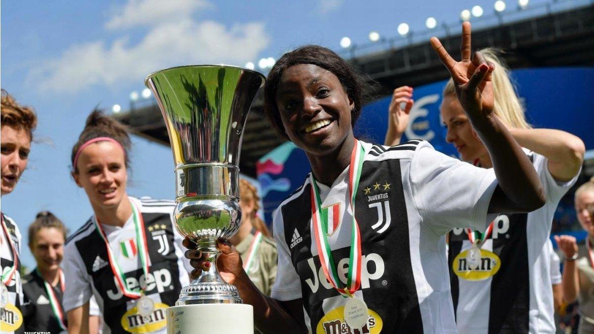 Eniola Aluko, con el trofeo de la Coppa Italia, el pasado mes de abril.