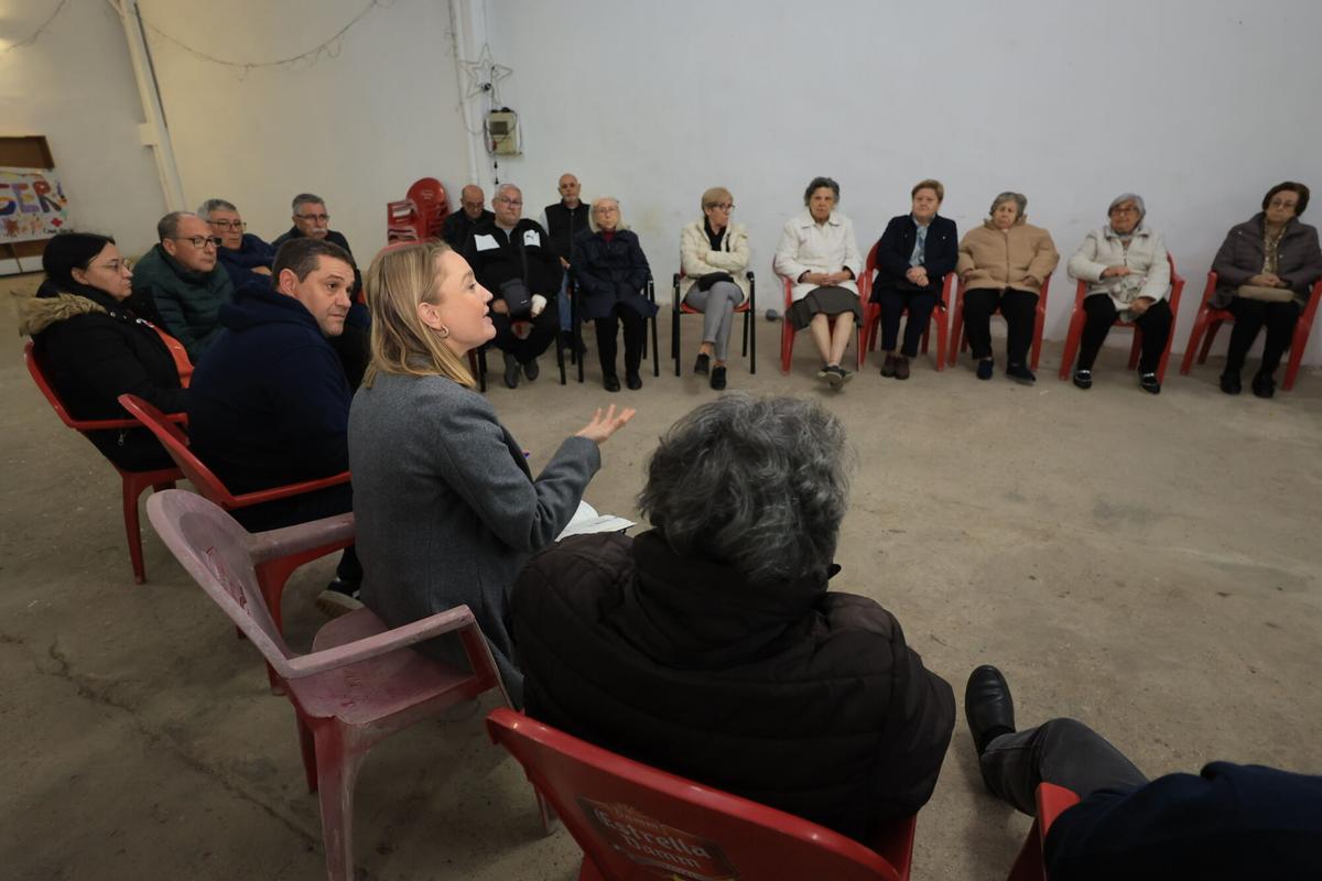 Reunión en la sede de la asociación de vecinos El Roser de Vila-real