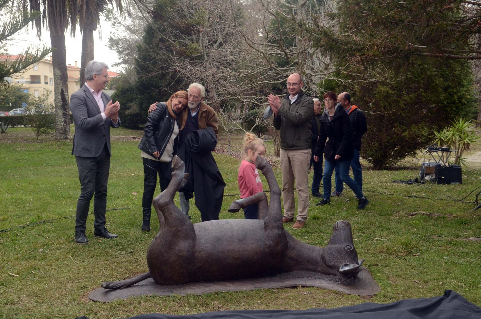 Así fue la inauguración de la escultura que recuerda al burro que descubrió las aguas termales de A Toxa.