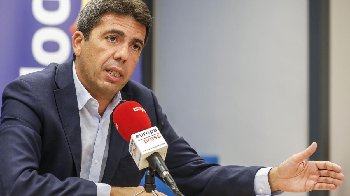 El presidente del PPCV, Carlos Mazón, atiende a los medios