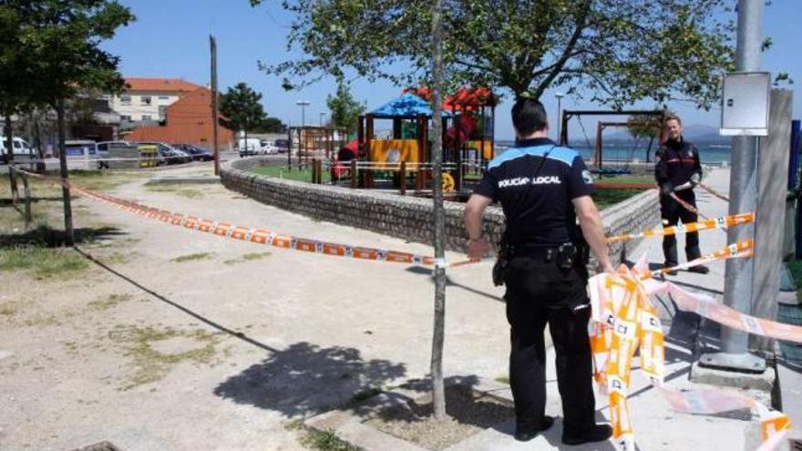 Agentes de la Policía Local de O Grove precintaban ayer el recinto infantil.  // Muñiz