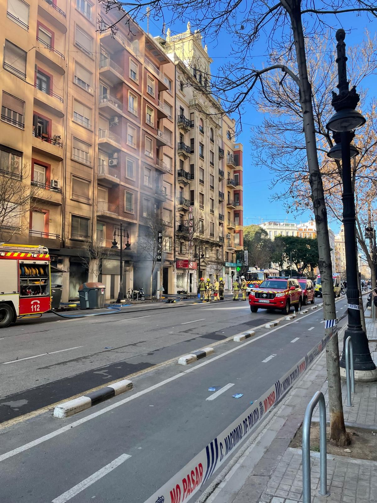 Incendio en València: Los bomberos acompañan a los vecinos a recoger cosas de sus viviendas