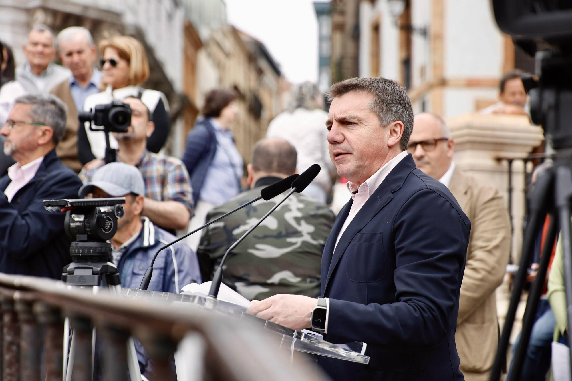Cientos de brazos al aire junto a la Catedral de Oviedo para que la sidra sea patrimonio de la humanidad