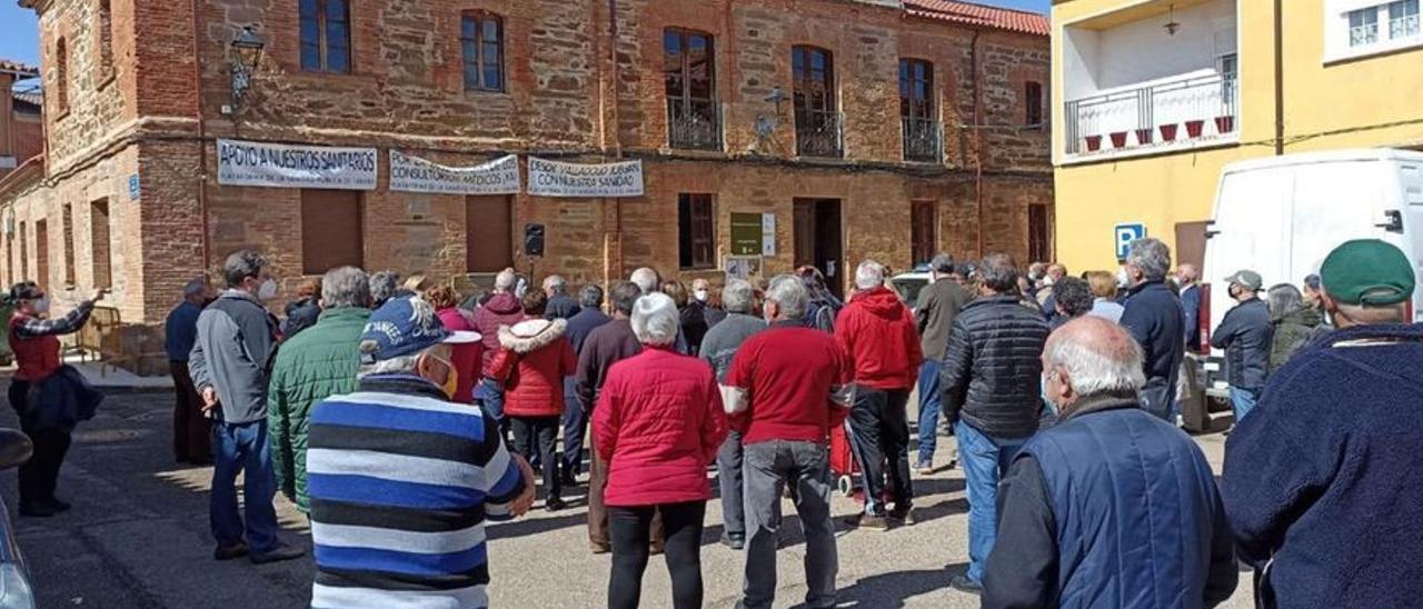 Protesta en defensa de la sanidad en un pueblo de Zamora
