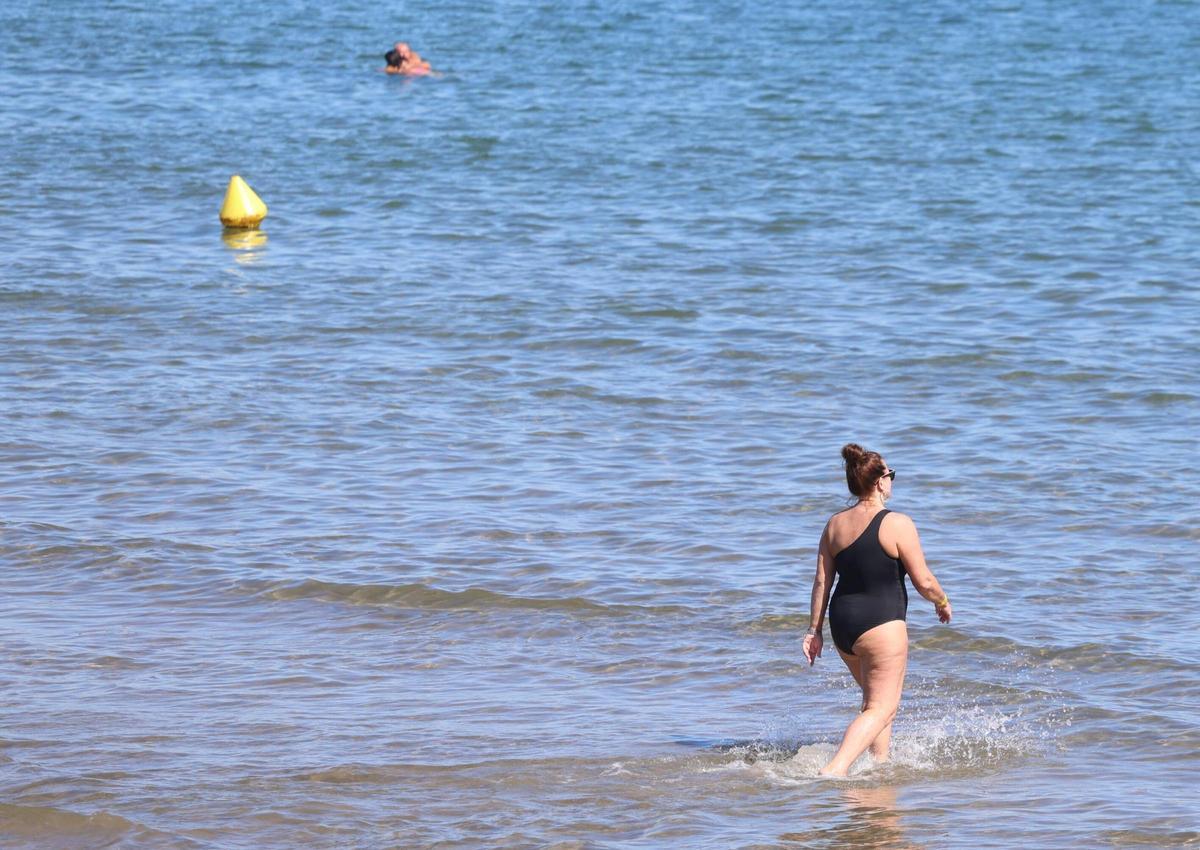 El buen tiempo llena la playa de la Malvarrosa en València El buen tiempo llena la playa de la Malvarrosa en València