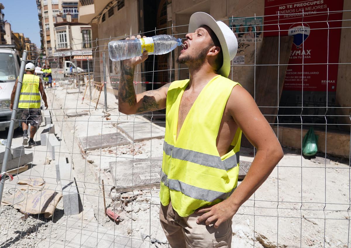 Varios obreros trabajan en la construcción, bajo el sol donde estos días las temperaturas han subido ha causa de la ola de calor que azota estos día a la península.-ÁLEX ZEA.