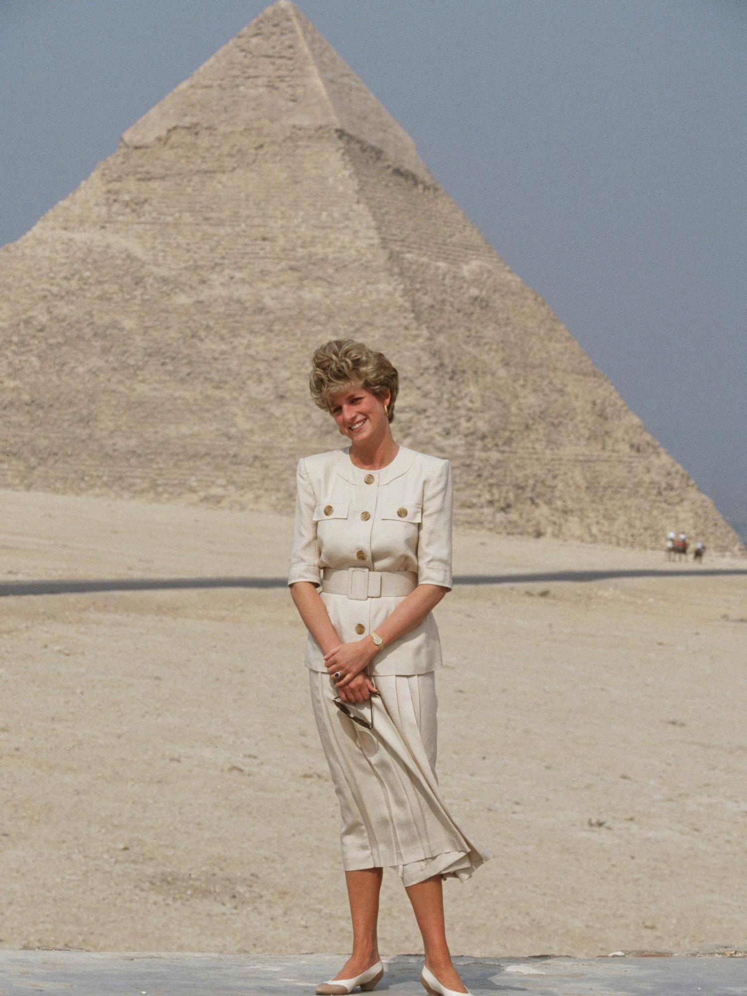 Diana de Gales en las pirámides de Giza.