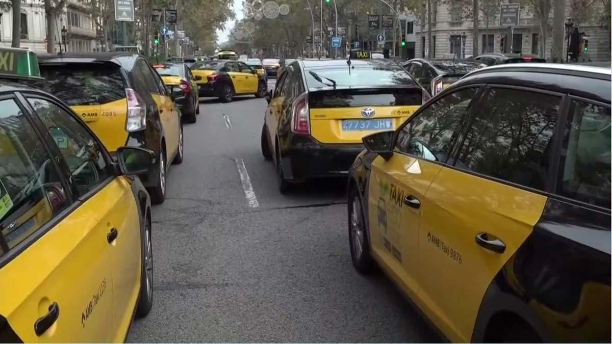 Los taxistas vuelven a manifestarse por el centro de Barcelona para pedir ayudas