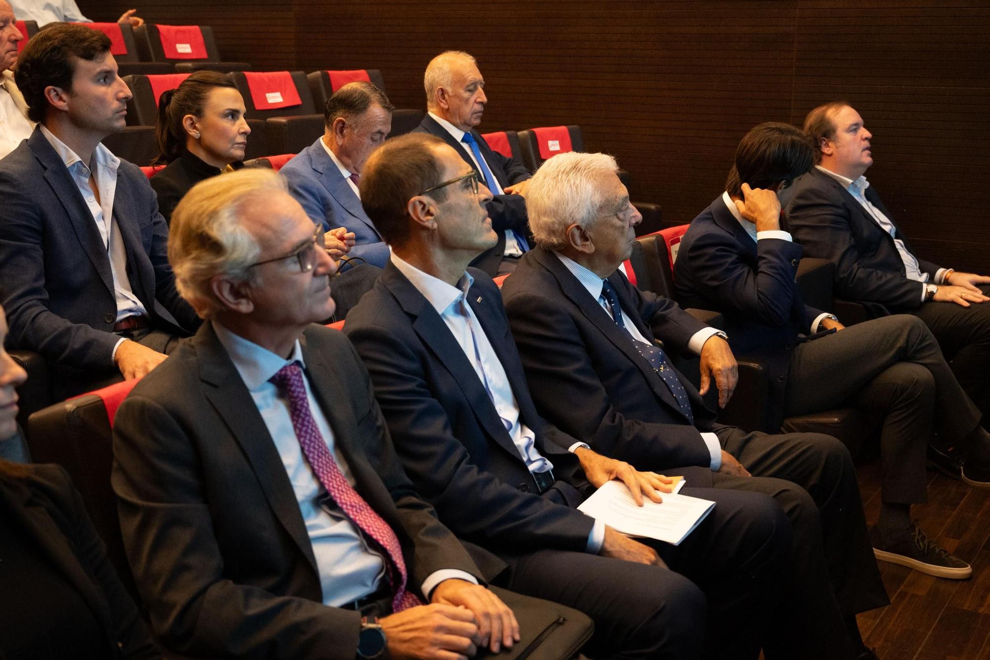 Francisco Herrero, presidente de la Cámara de Comercio de Sevilla junto a los participantes de la mesa de debate "Private Equity, nuevas alternativas de inversión"