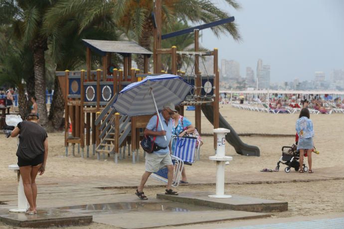 Lluvias en Alicante: a la playa con paraguas