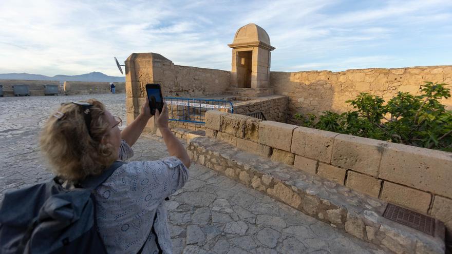 Fallece una mujer al precipitarse en el Castillo de Santa Bárbara de Alicante