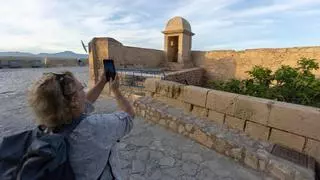 Fallece una mujer al precipitarse desde una altura de cuatro metros en el Castillo de Santa Bárbara de Alicante