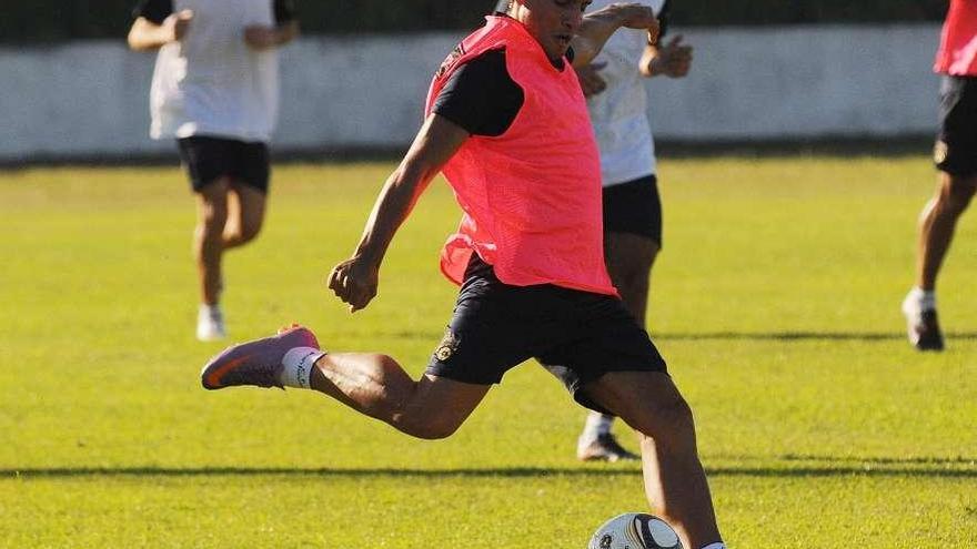 Adrián se dispone a golpear el balón durante un entrenamiento del Pontevedra. // Rafa Vázquez