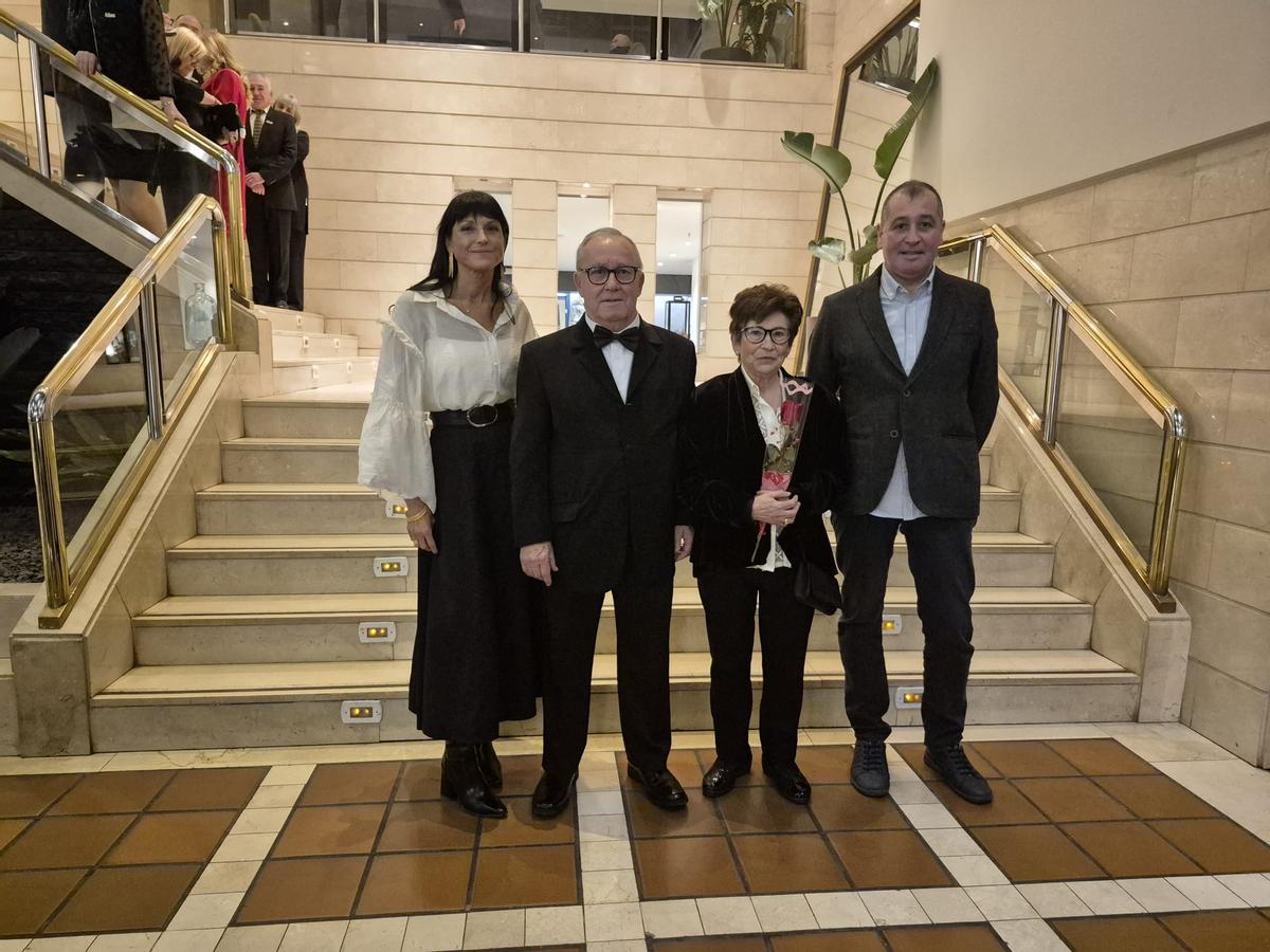 El homenajeado, con su mujer y sobrinos.