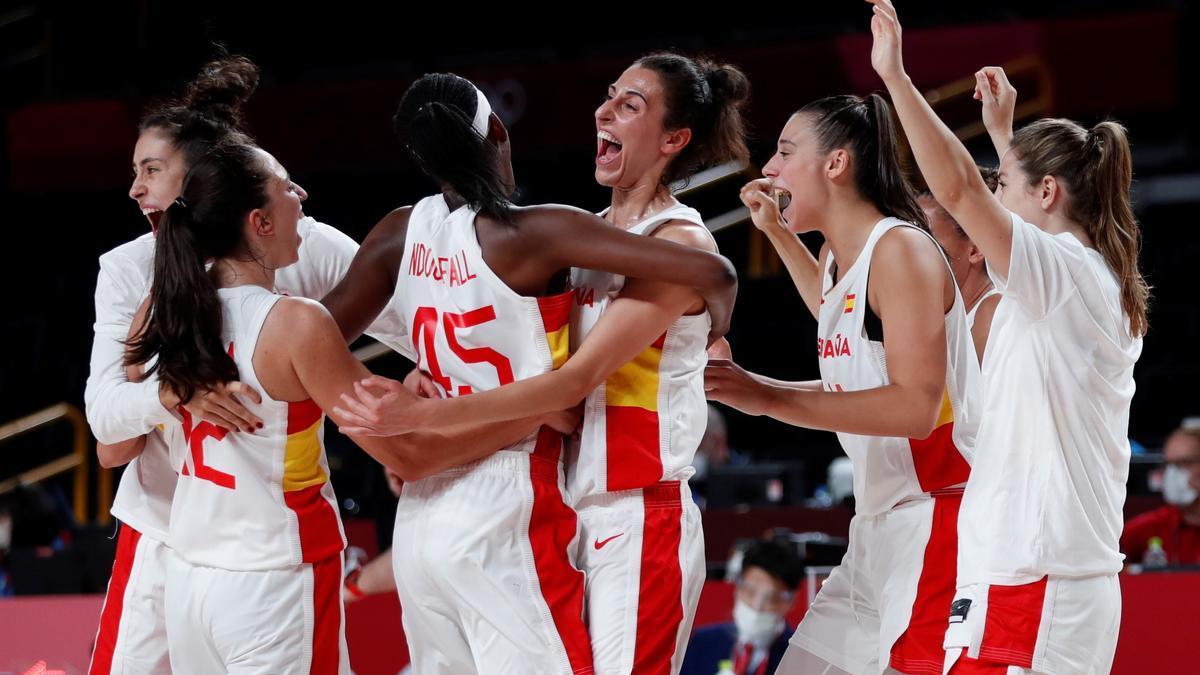 España de basket femenino celebra su victoria ante Serbia