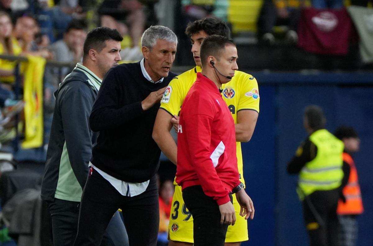 Quique Setién da instrucciones a Ramón Terrats antes de salir al campo.