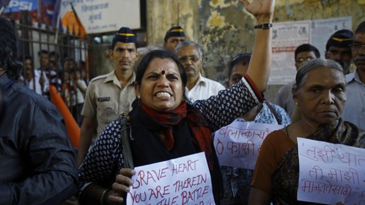 Una mujer, durante las manifestaciones en protesta por la muerte de una joven brutalmente violada, este sábado en Bombay (India).