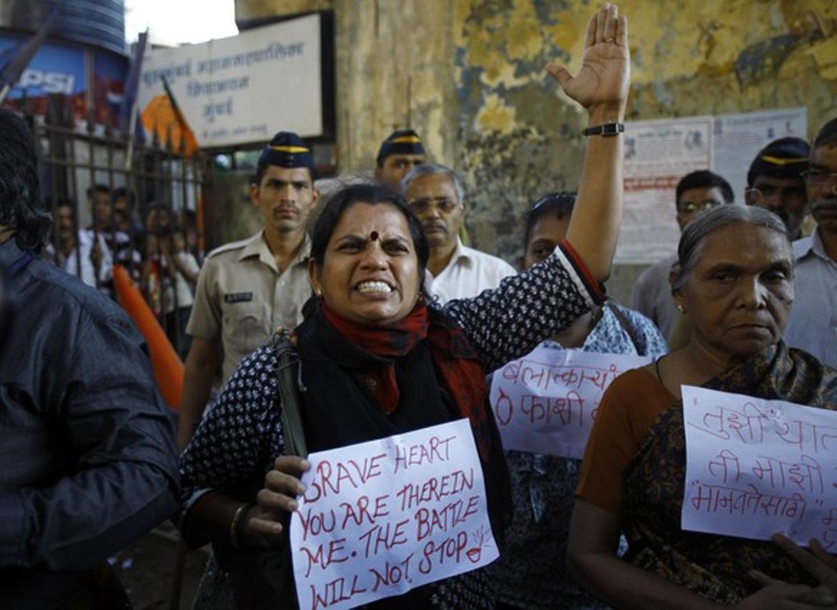 Una dona, durant una de les manifestacions de protesta per la mort de la noia brutalment violada a Bombai (Índia), el desembre passat.
