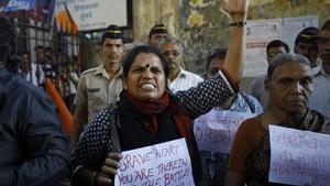 Una mujer, durante una de las manifestaciones de protesta por la muerte de la joven brutalmente violada en Bombay (India), en diciembre pasado.