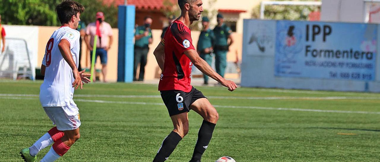 Joseba Garmendia, en acción, en el último choque de la repesca de ascenso ante el Mallorca B.