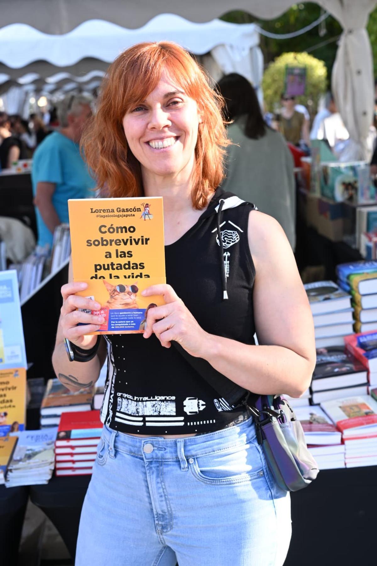 Lorena Gascón con su último libro, "Cómo sobrevivir a las putadas de la vida", este pasado viernes en Elche.