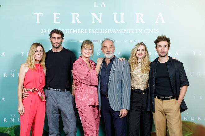 Alexandra Jiménez, Fernando Guallar, Emma Suárez, Gonzalo de Castro, Anna Moliner y Carlos Cuevas, protagonistas de 'La ternura'.