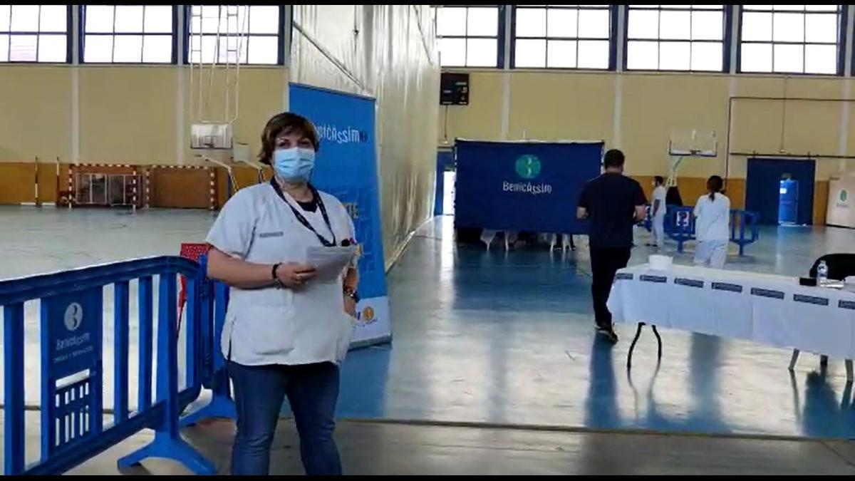 Una de las enfermeras que atiende el proceso de vacunación en Benicàssim.