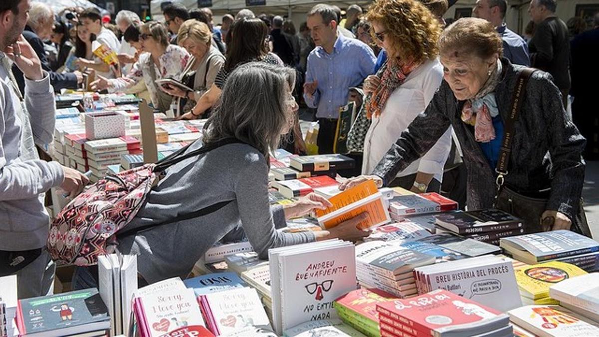 Puesto de libros en Barcelona, en la 'diada' de Sant Jordi del 2015