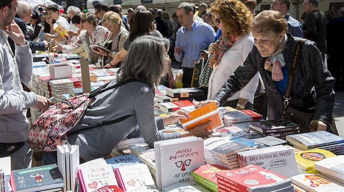 Parada de llibres a Barcelona, en la diada de Sant Jordi del 2015.