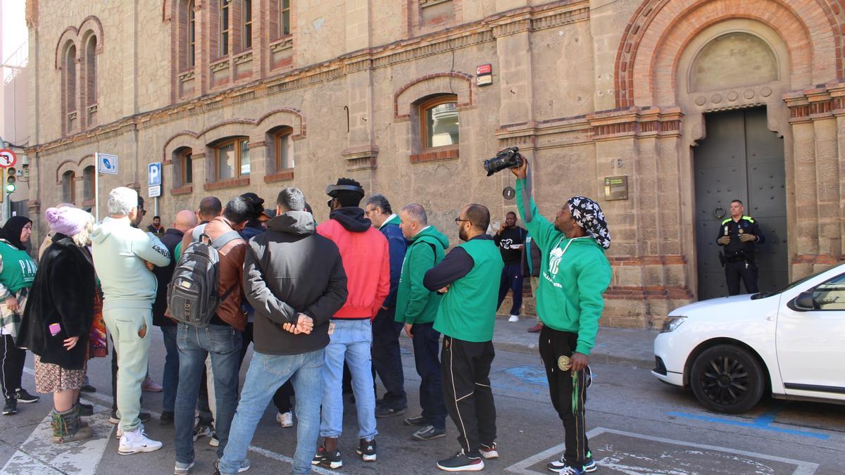 Els manifestants davant la seu de Serveis Socials de Manresa