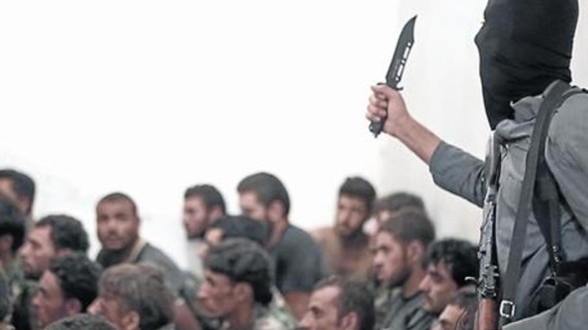 Un yihadista del EI amenaza a militares sirios hechos prisioneros.