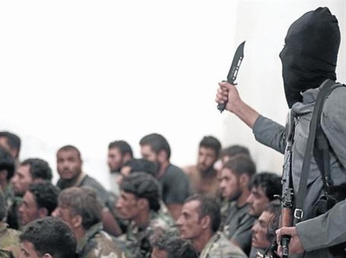 Un gihadistade l’EI amenaça militars siriansfets presoners.