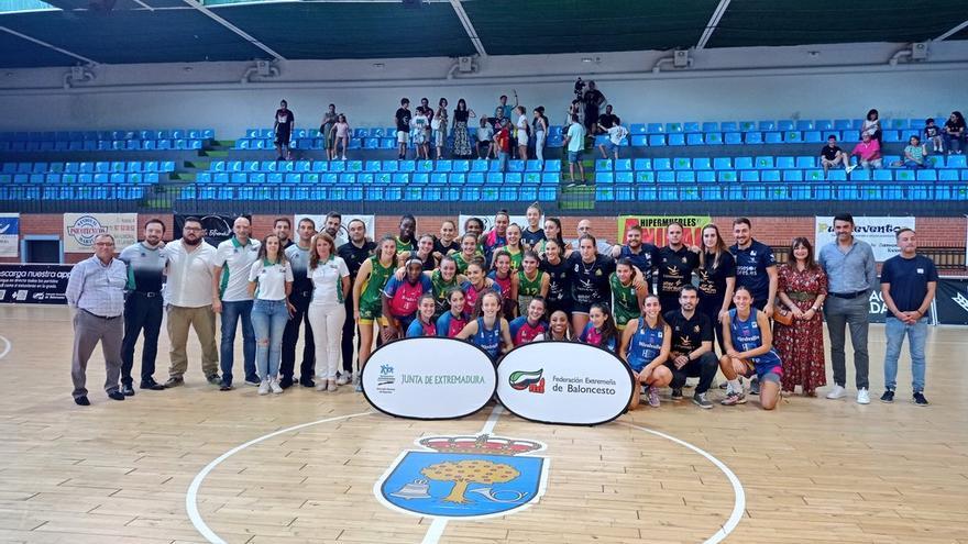 Foto de familia de los dos equipos y los organizadores en Navalmoral de la Mata.