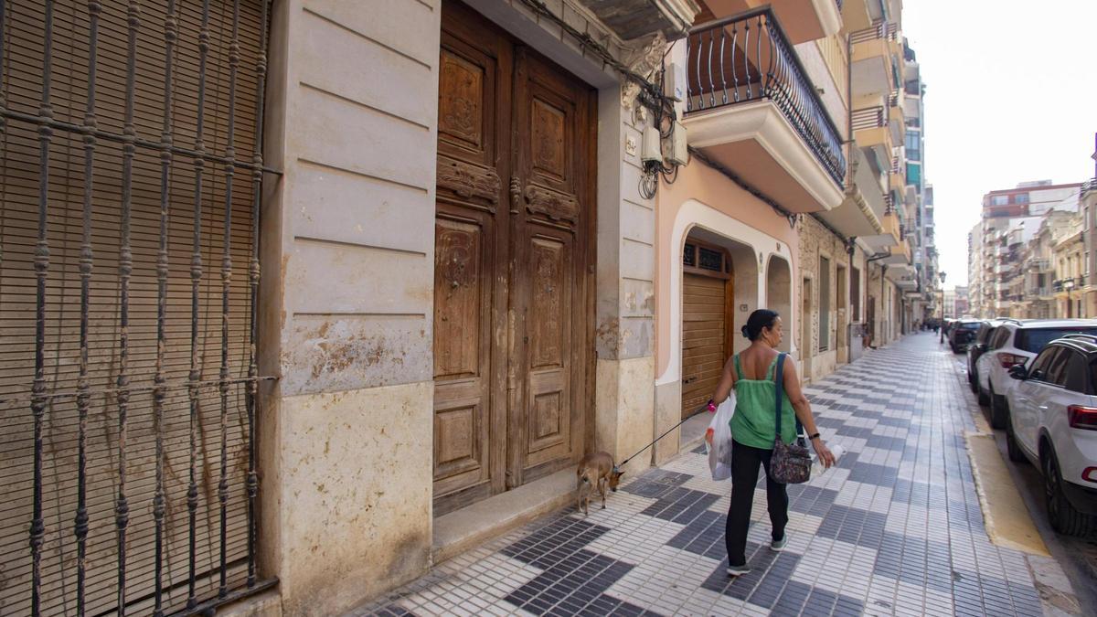 Una vivienda con barro en Algemesí, en una imagen de archivo.