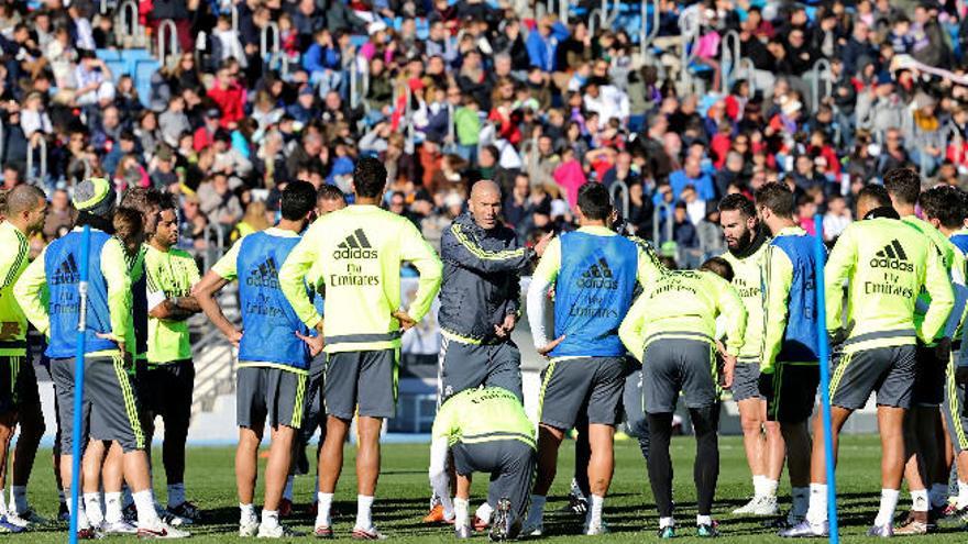 Zinedine Zidane dialoga con sus jugadores en el primer entrenamiento que dirigió al Real Madrid.