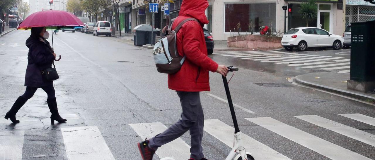 Los patinetes eléctricos no
 deben circular por aceras ni 
calles peatonales   | // MARTA G. BREA