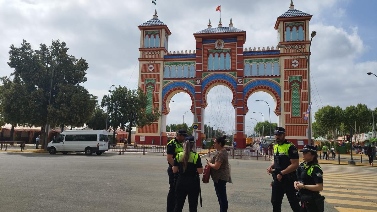 Policías frente a la portada de la Feria de Sevilla 2024