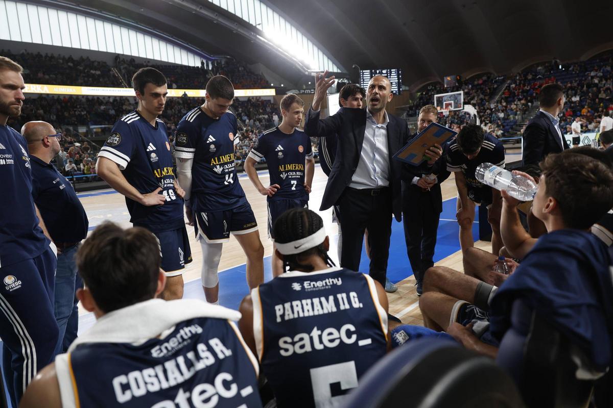 EN IMÁGENES: casi 5.000 personas asisten en el Palacio de los Deportes al fin de la racha de siete victorias del Alimerka Oveido en un partido