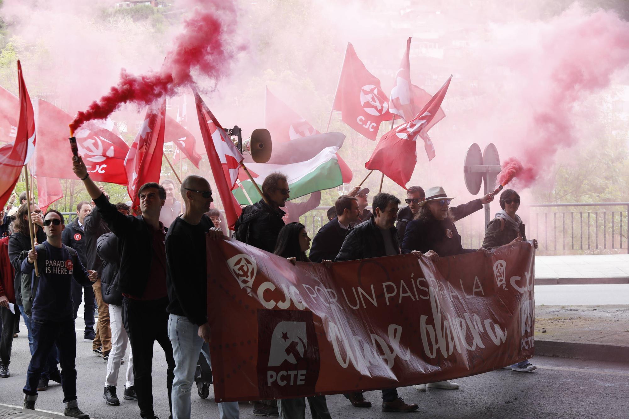 Manifestación de los sindicatos mayoritarios en Langreo por el 1 de mayo.